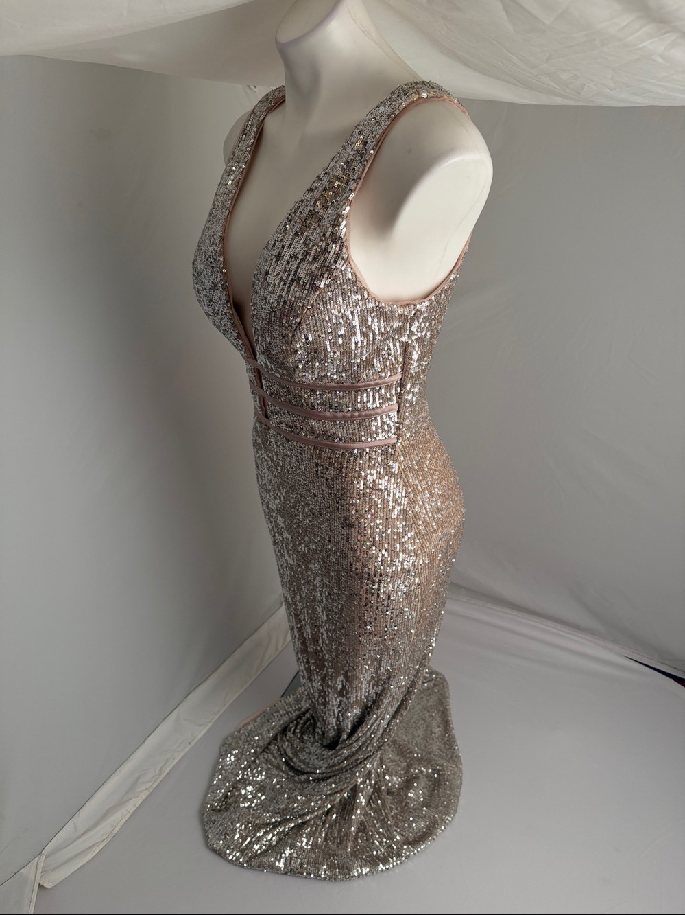 Xscape gold sequin plunge neckline evening gown 10 - Picture 5 of 12